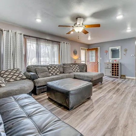 Newly Remodeled Home In Storm Lake With Private Yard